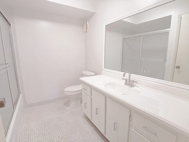 Building Photo - 210 Lakeview Dr