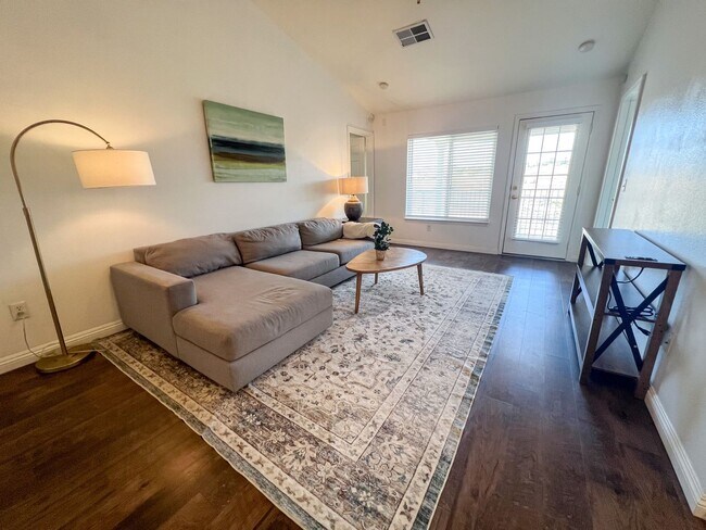 Building Photo - Fully Furnished Stunner Close to UNR!!