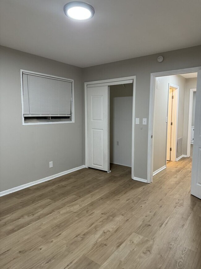 Foto del edificio - 6028 Laurel Hall Dr