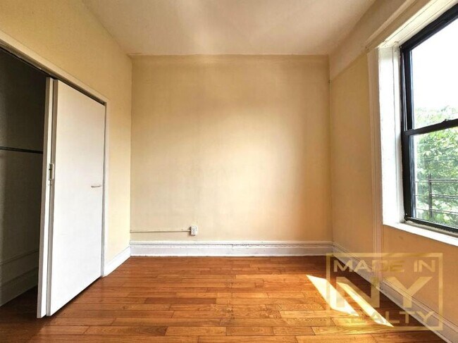Foto del edificio - 1 bedroom in ASTORIA NY 11103