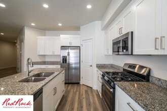 Building Photo - 482 530 W
