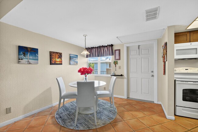 Building Photo - 1810 New Palm Way