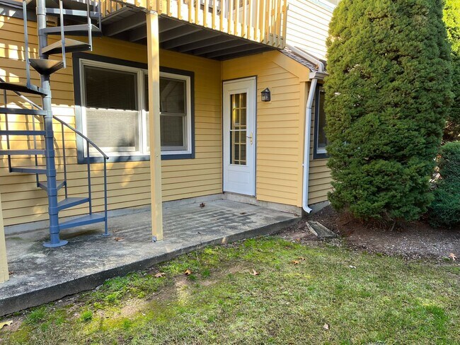 Building Photo - 2-bedroom, 1.5-bath in North Haven