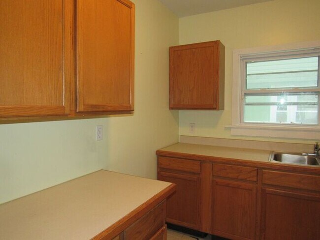 Building Photo - Spacious 3BD Side-by-Side in Bedford!