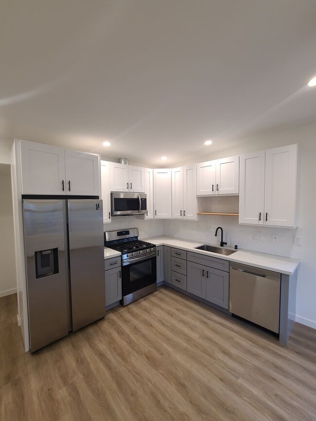 Building Photo - Gorgeous & Modern ADU w/ Solar, Washer/Dry...
