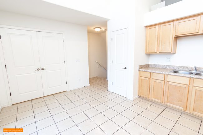 Kitchen - 330 S Farmer Ave