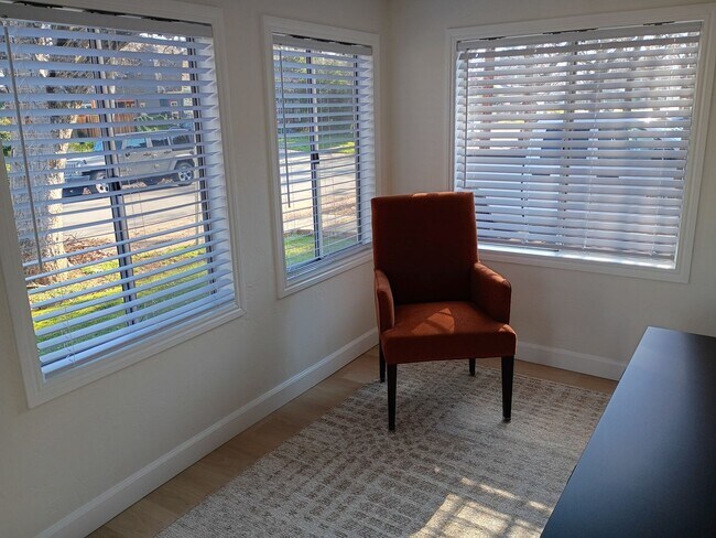 Foto del edificio - Fully Furnished Gem. Truly Turn-Key Living!