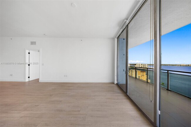 Foto del edificio - 7901 Hispanola Ave