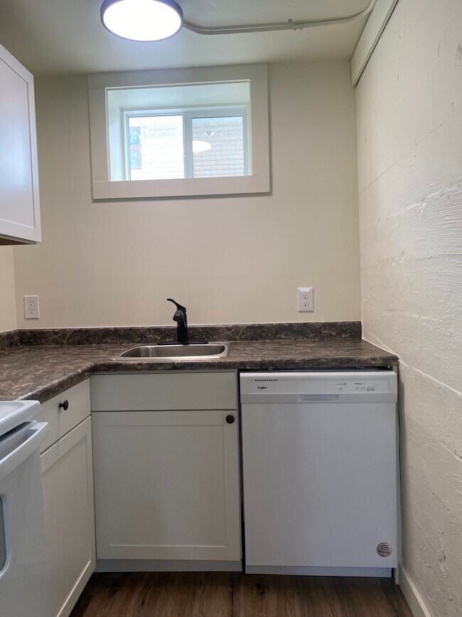 downstairs full kitchen - 1314 S 6th Ave