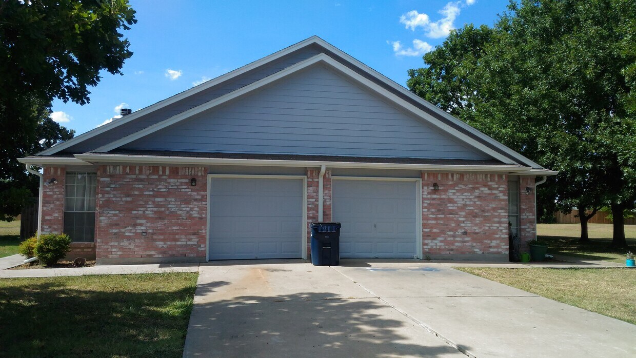 109 Axis Deer Trail, Hutto, TX 78634 Townhome Rentals in Hutto TX