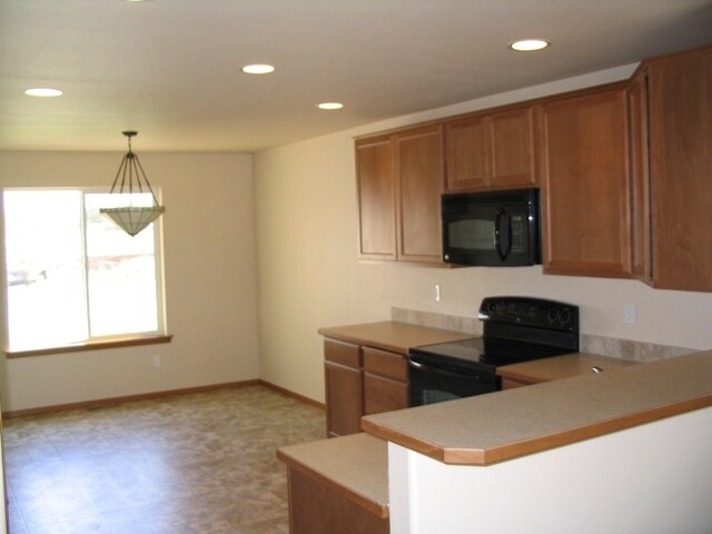 Kitchen w/eating space - 5905 W Whatcom Ave