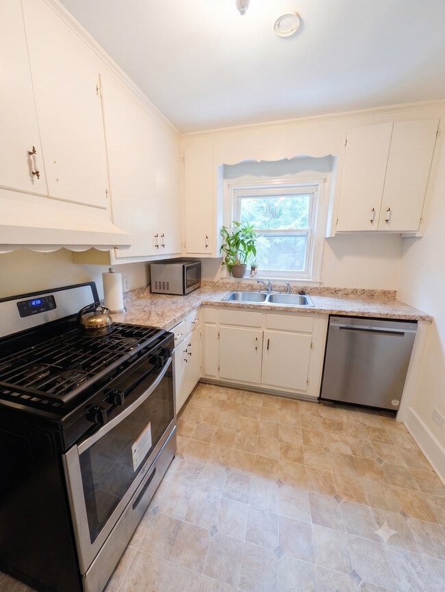 Building Photo - Perfect Location! 2 Bed, 1 Bath Home with Bonus Upstairs Space