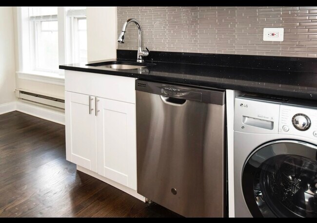 Foto del edificio - 3821 N Greenview Ave