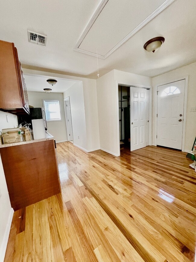 Building Photo - 502 Midland Ave
