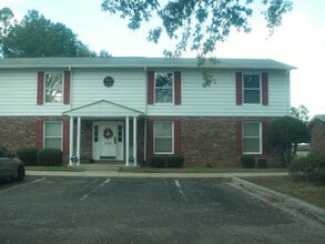 Building Photo - 1038 Carriage Dr