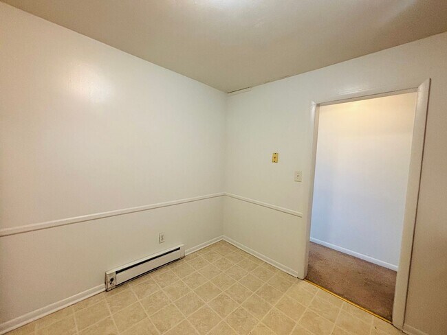 Building Photo - 2 Bedroom, 1 Bath Apartment