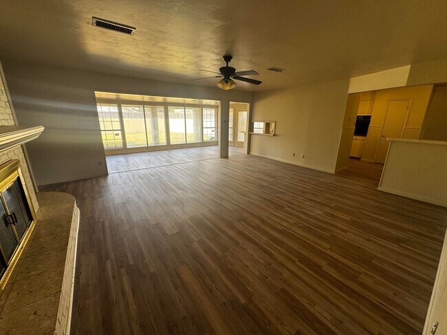 Building Photo - 4 Bedroom 3 Bathroom Ready To Rent!