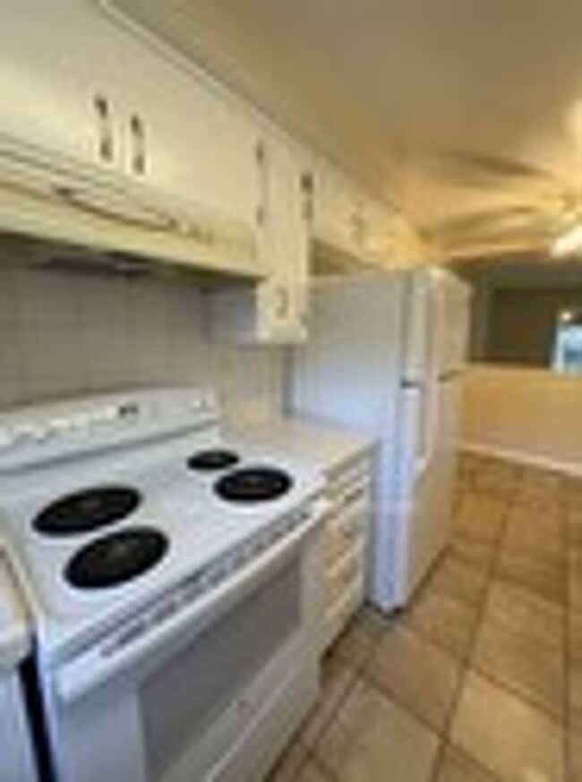 Building Photo - 2094 Surrey Pl