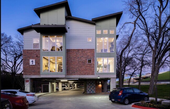 Foto del edificio - 1800 S I-35 Frontage Rd