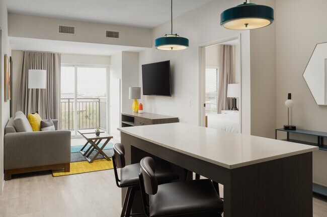 Sala de estar con balcón - WaterWalk Phoenix – North Happy Valley