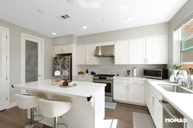 Building Photo - Charming 3BR 3.5 Bath Townhome in Sunnyvale