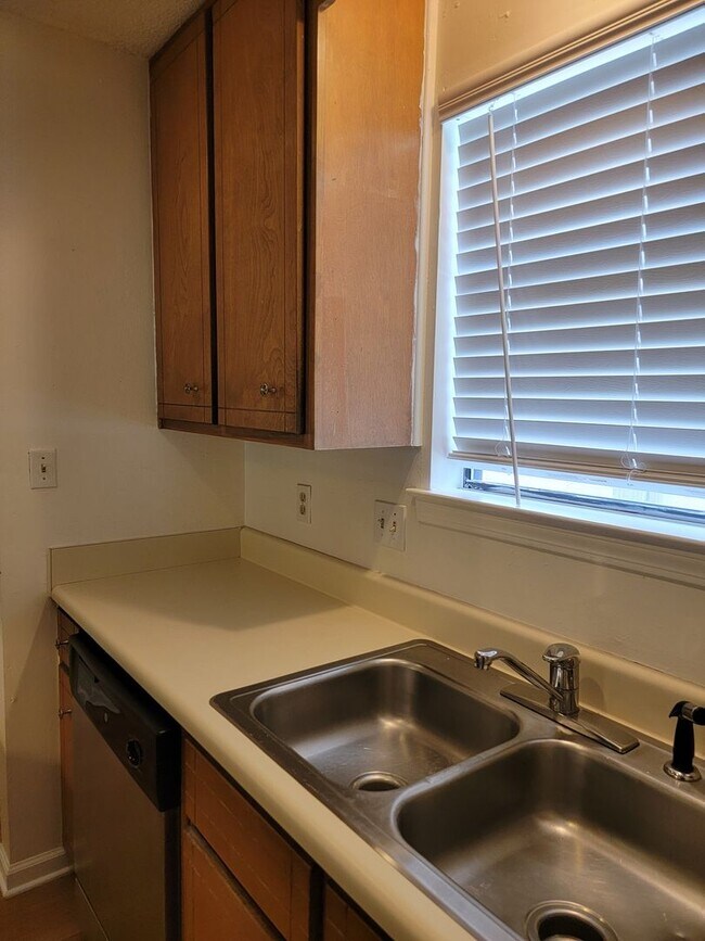 Building Photo - Convenient Northeast location!