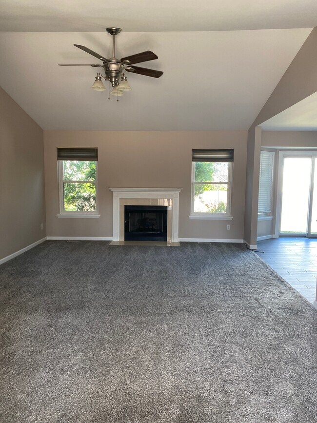 Living room w/ gas fireplace - 7 Tallship Cove Ct