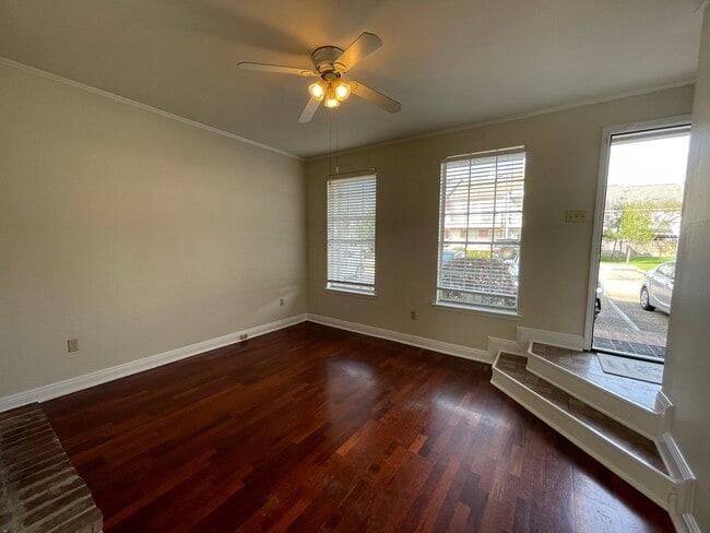 Building Photo - 2 Bedroom Townhouse Near Southdowns & the ...