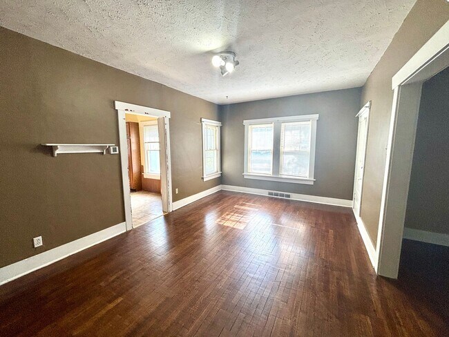 Foto del edificio - Spacious 2-bedroom, 1 bath with a bonus room! Close to KSU Campus!