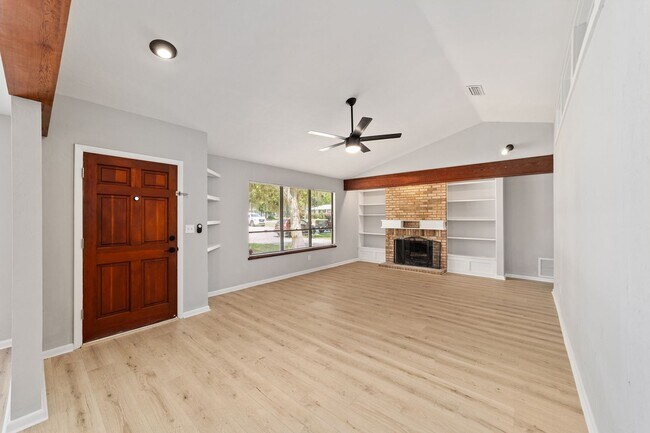 Foto del edificio - Beautifully Renovated 3 Bed 2 Bath Home in...