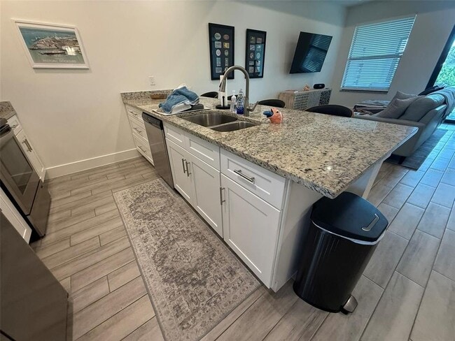 Foto del edificio - 2301 Magdalina Dr