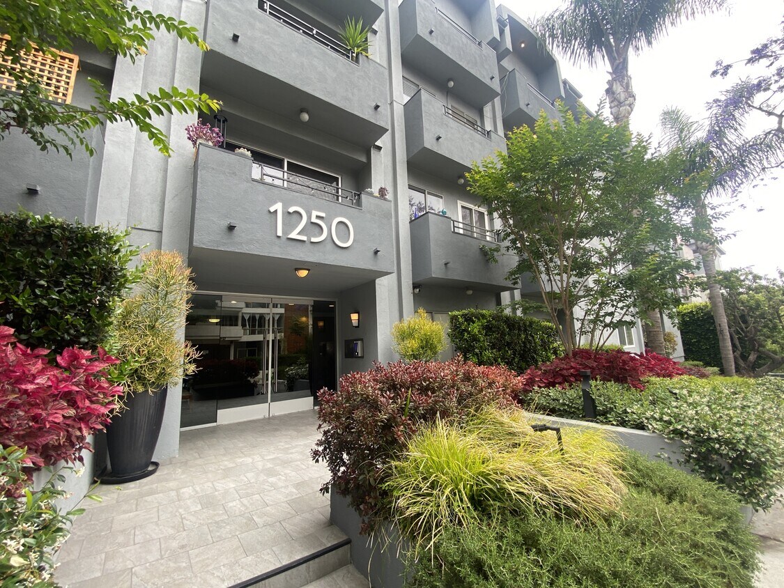 Foto principal - 1250 Kings Rd