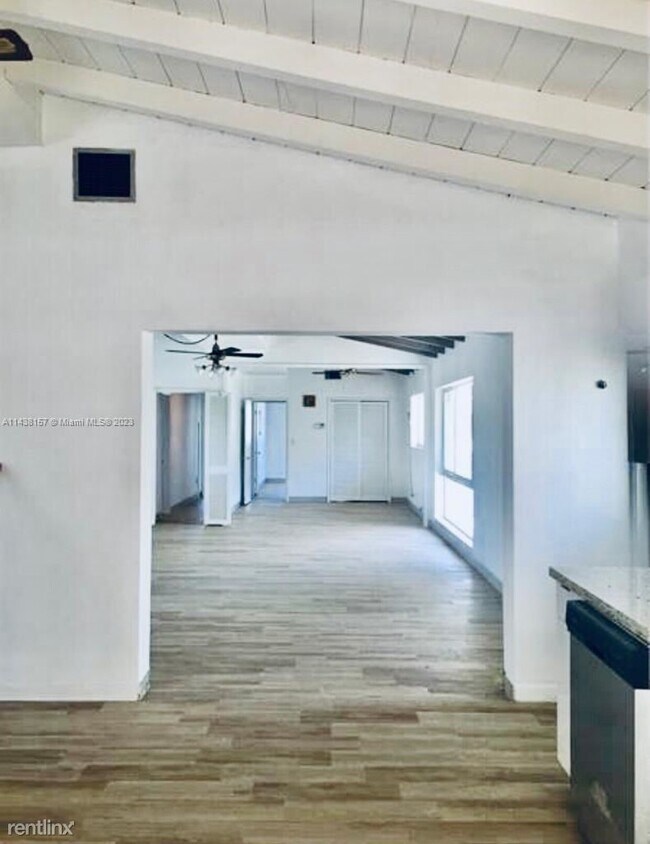 Building Photo - 3 br, 2 bath House - 524 N Riverside Dr