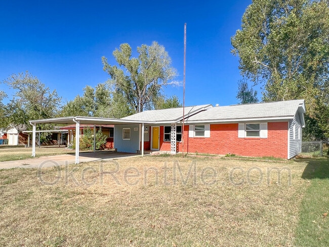 Photo - 1900 N Mitchell Dr House
