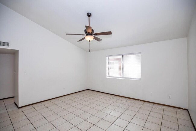 Building Photo - 502 W 37th St