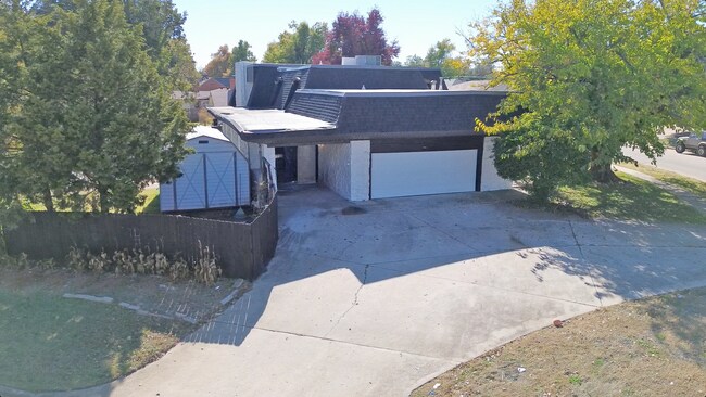 Foto del edificio - Opportunity Knocking with this HUGE home available for Rent to Own or Lease!