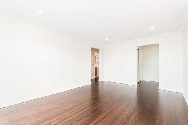 Building Photo - 2 bedroom in Skokie IL 60076