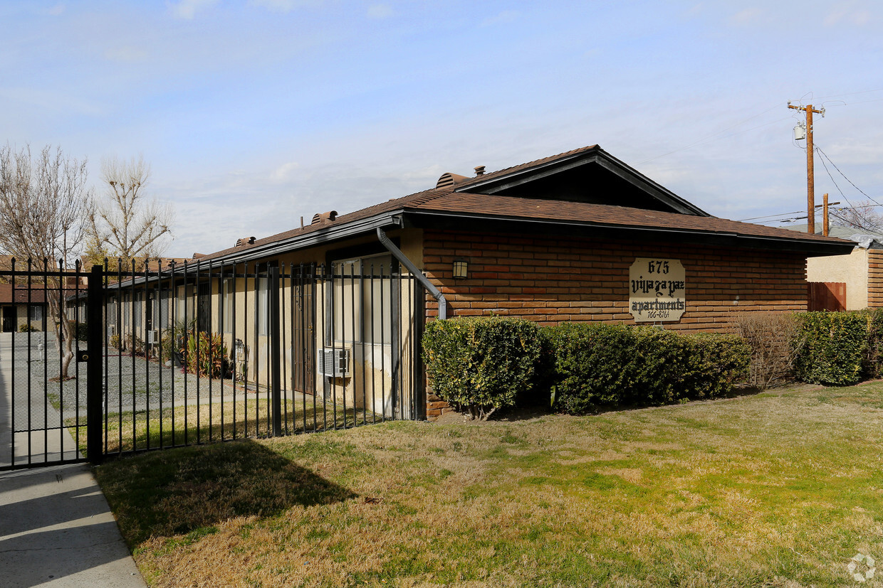 Building Photo - Villa La Paz