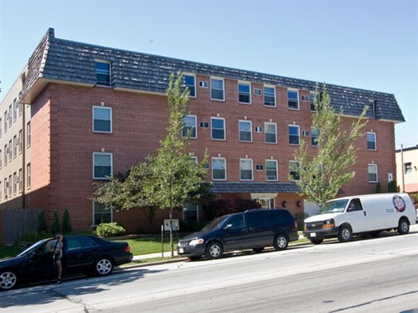 Primary Photo - 3069 N Oakland Ave