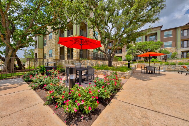 Poolside Picnic and Grilling Area - Bexley Wolf Ranch