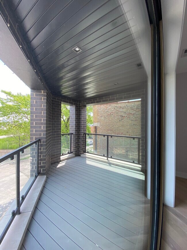 Building Photo - 2048 N Wood St