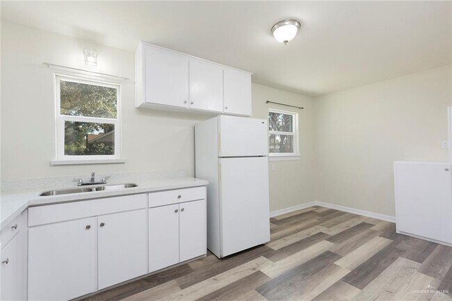 Building Photo - 729 Highland Ave