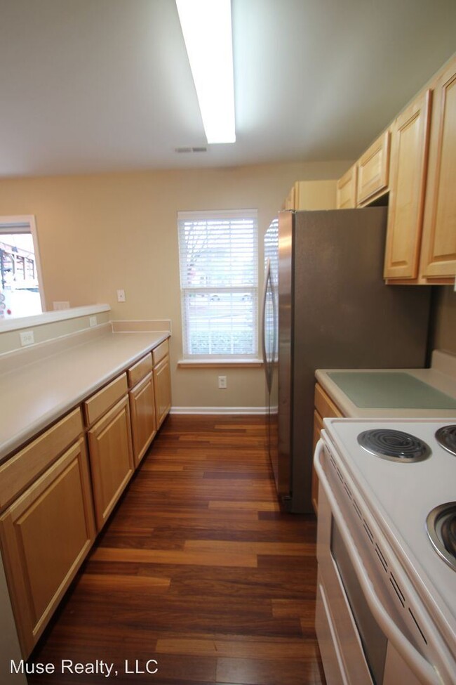 Building Photo - 3 br, 2.5 bath House - 643 Rock Lake Glen