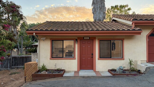 Building Photo - 1527 Calavo Rd