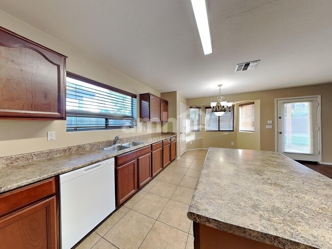 Building Photo - 433 E Penny Ln