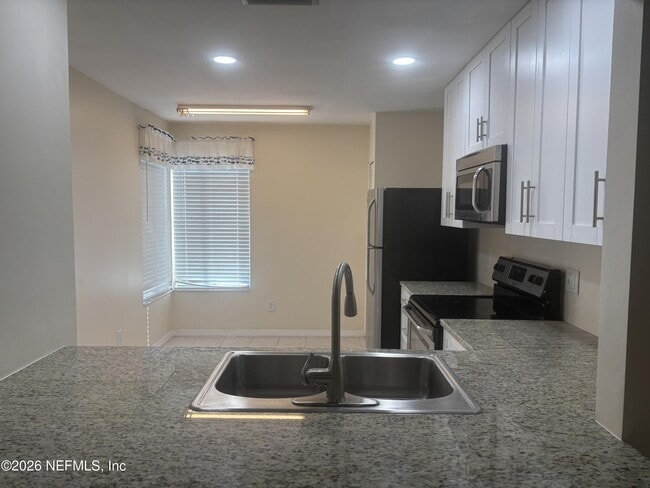 Foto del edificio - 7620 Baymeadows Cir W