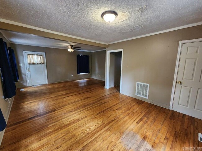 Building Photo - 212 Goshen Ave