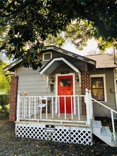 Building Photo - 702 Caplin St