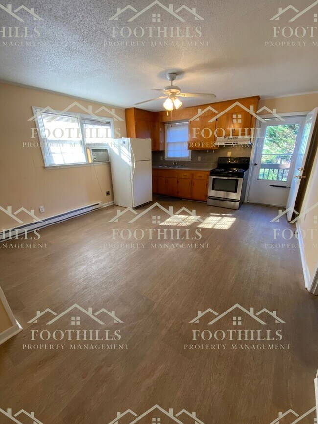 Building Photo - 115 Holliday Ln