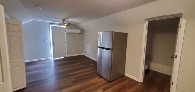 Sala de estar - 1605 Douglas Ave